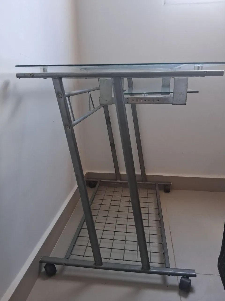 Mesa de estudo e trabalho de vidro com rodinhas - Foto 3
