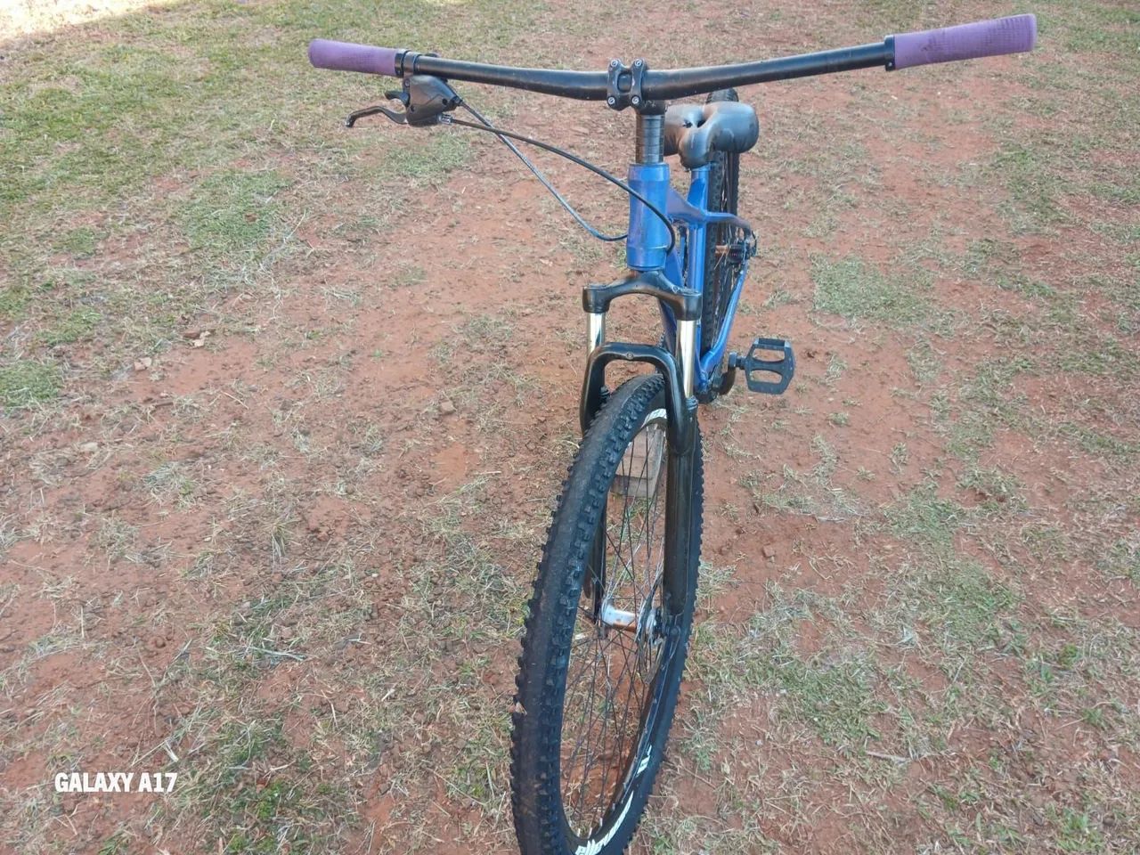 Vendo bicicleta aro 29 falta freio da frente  - Foto 3