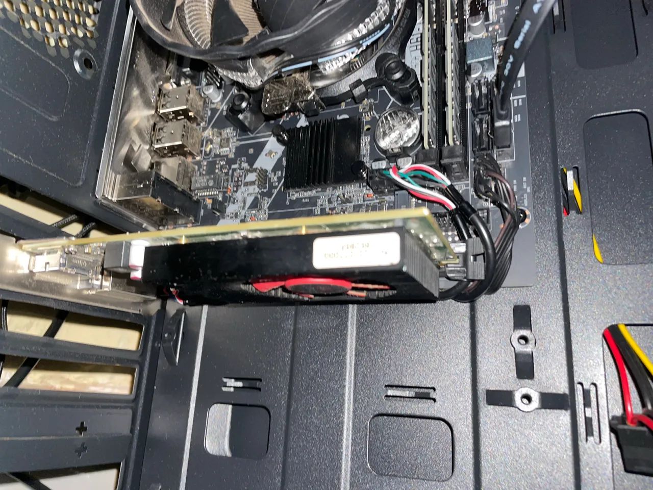 placas de video duas gt 210 e  uma amd r5 340x - Foto 6