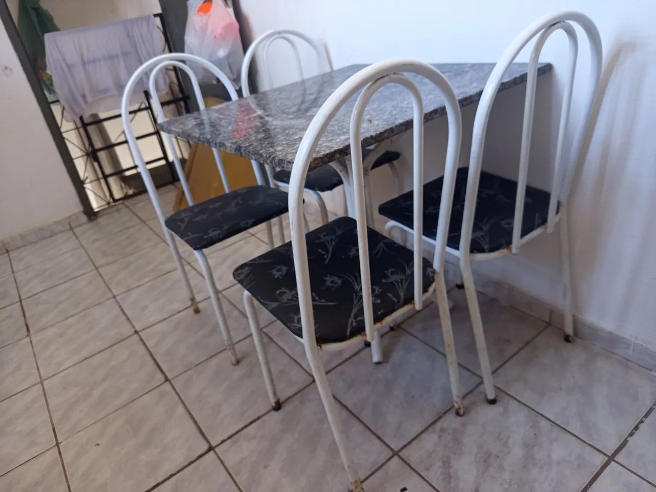 Mesa com 4 cadeiras  - Foto 4