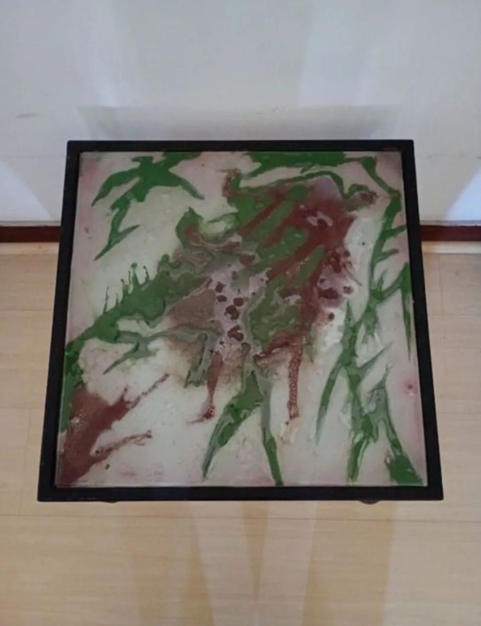 Mesa antiga, pé de ferro e tampo de vidro pintado  - Foto 2