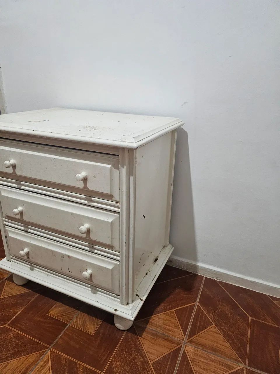 Criado mudo  de madeira maciça em tom branco envelhecido - Foto 2