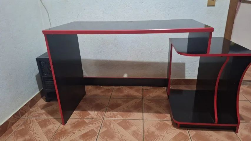 Mesa Gamer Preta e Vermelha Seminova - Foto 3