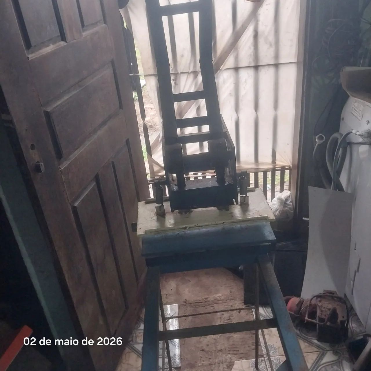 Maquina de fábricar chinelos