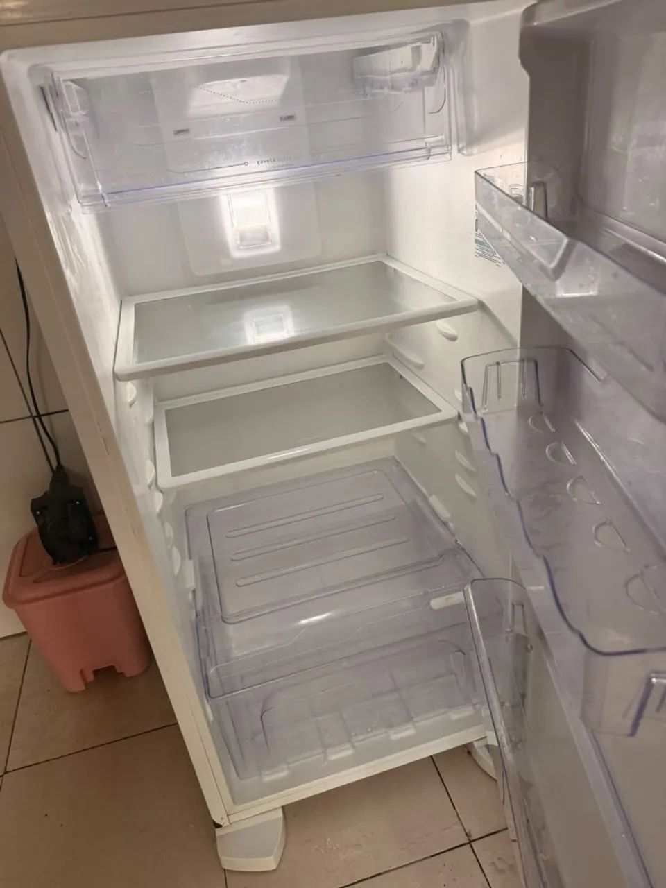 Vende se geladeira 