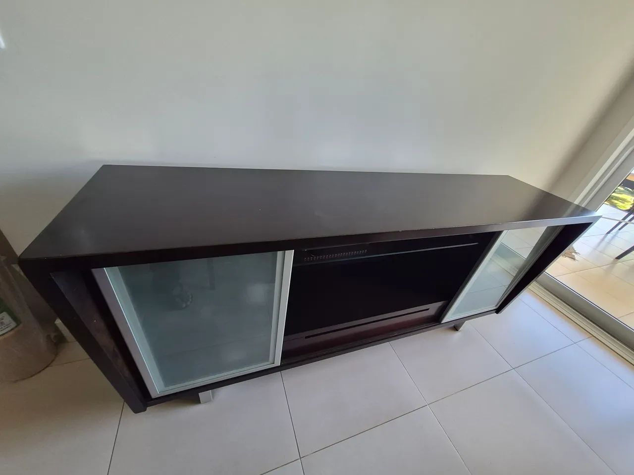 Mesa jantar de vidro 2,00 x 1,00. Com 4 cadeiras e Buffet de madeira - Foto 3