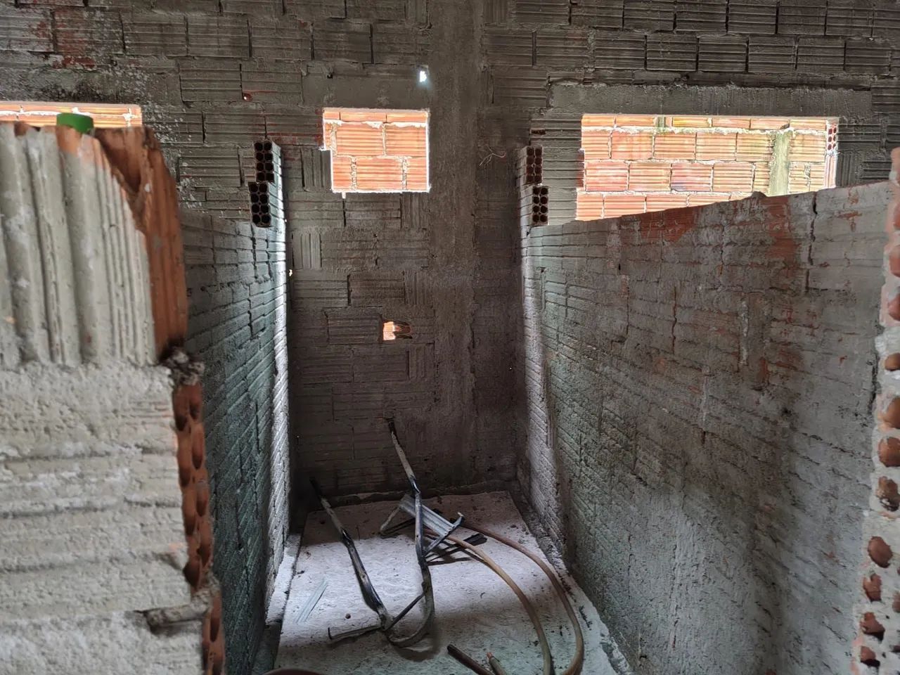 Terreno, já com a estrutura da casa levantada - Foto 5
