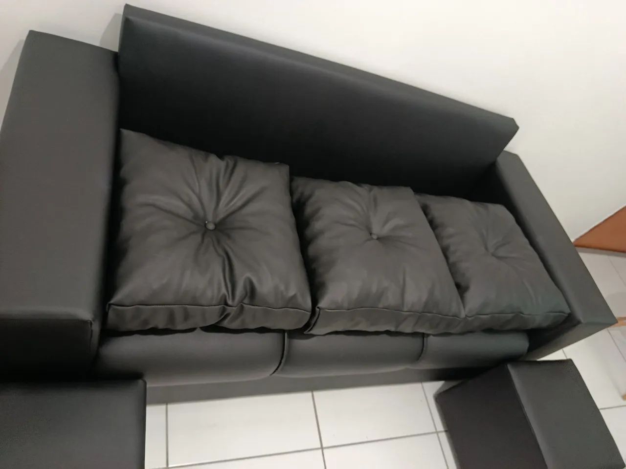 SOFÁ NOVO LUXUOSO EM COURO  - Foto 4