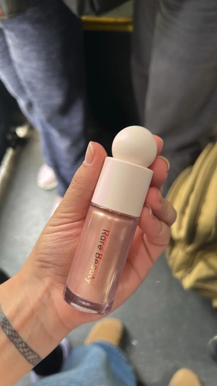 Rare Beauty Iluminador Líquido Mesmerize 15ml - Foto 3