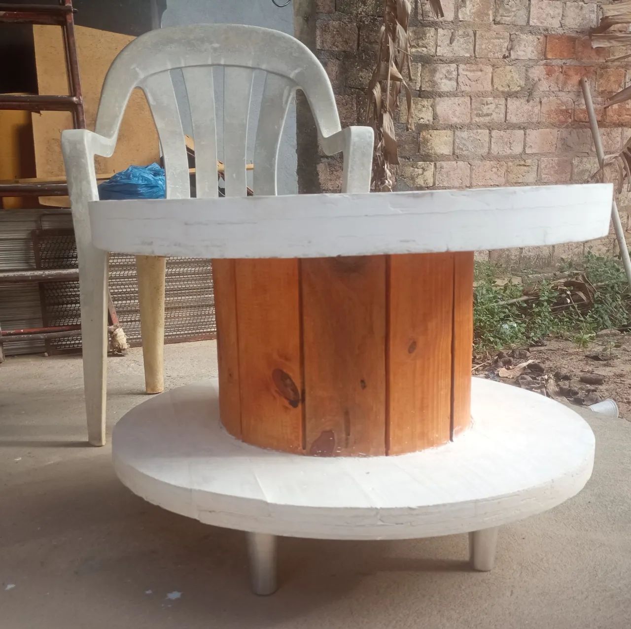 Vende-se banqueta feita de bobina de cabo, com acabamento em MDF.