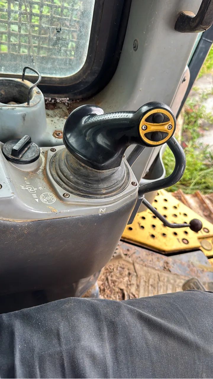 Vende se ou aluga se trator esteiras komats. Ex61 ano 2013 