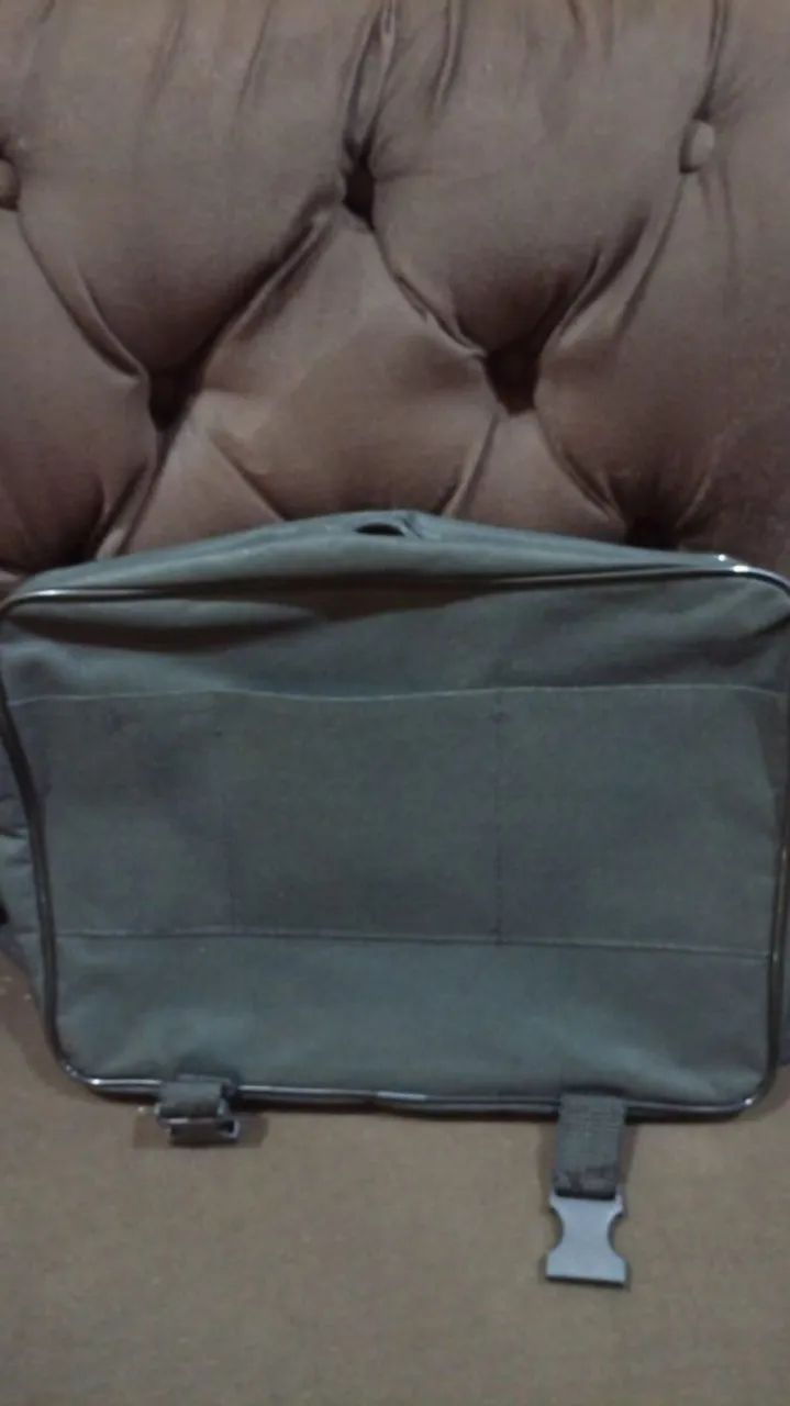 Bolsa de ombro de couro.