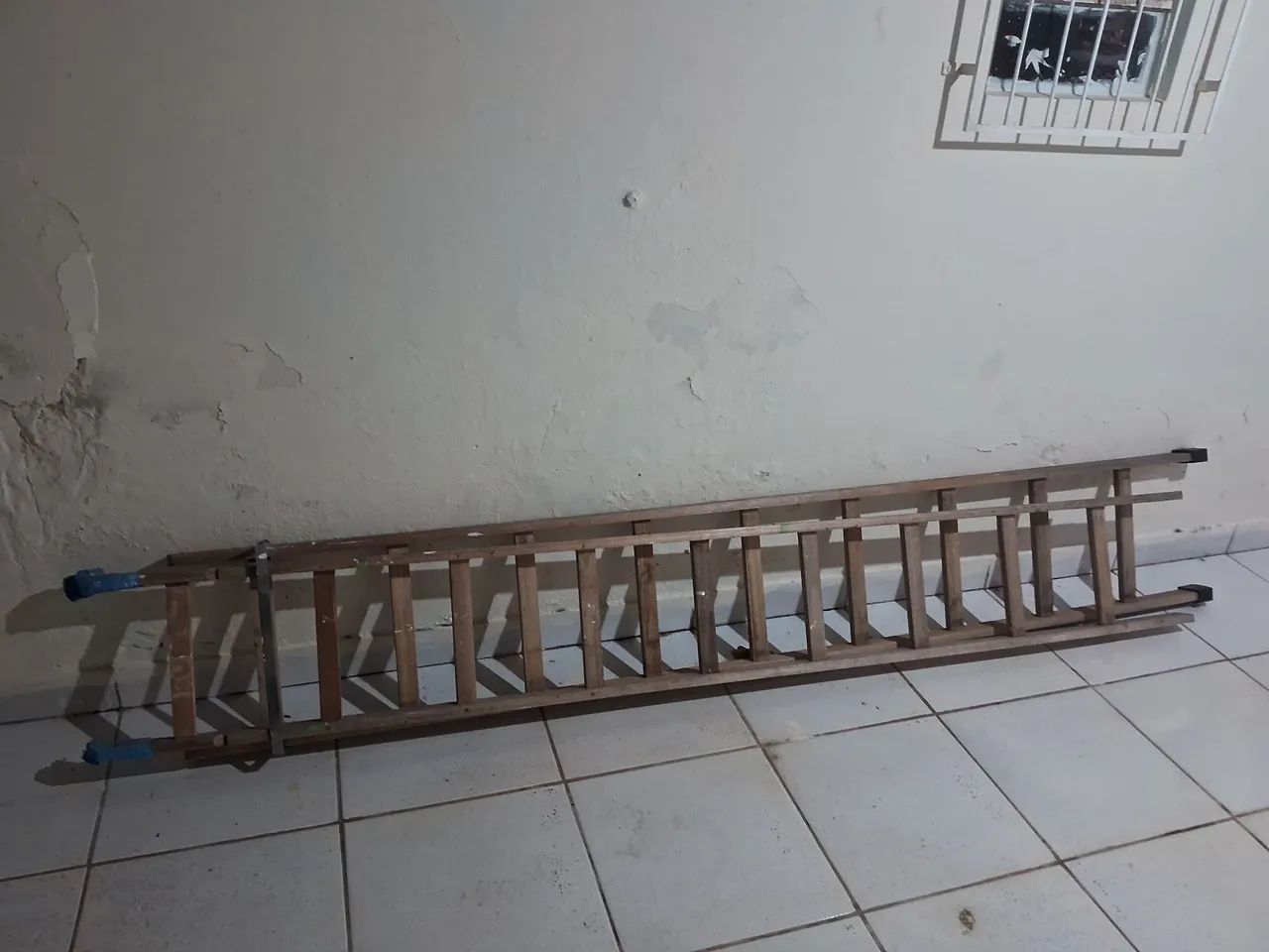 Escada articulada madeira 18 degraus. Semi nova!!