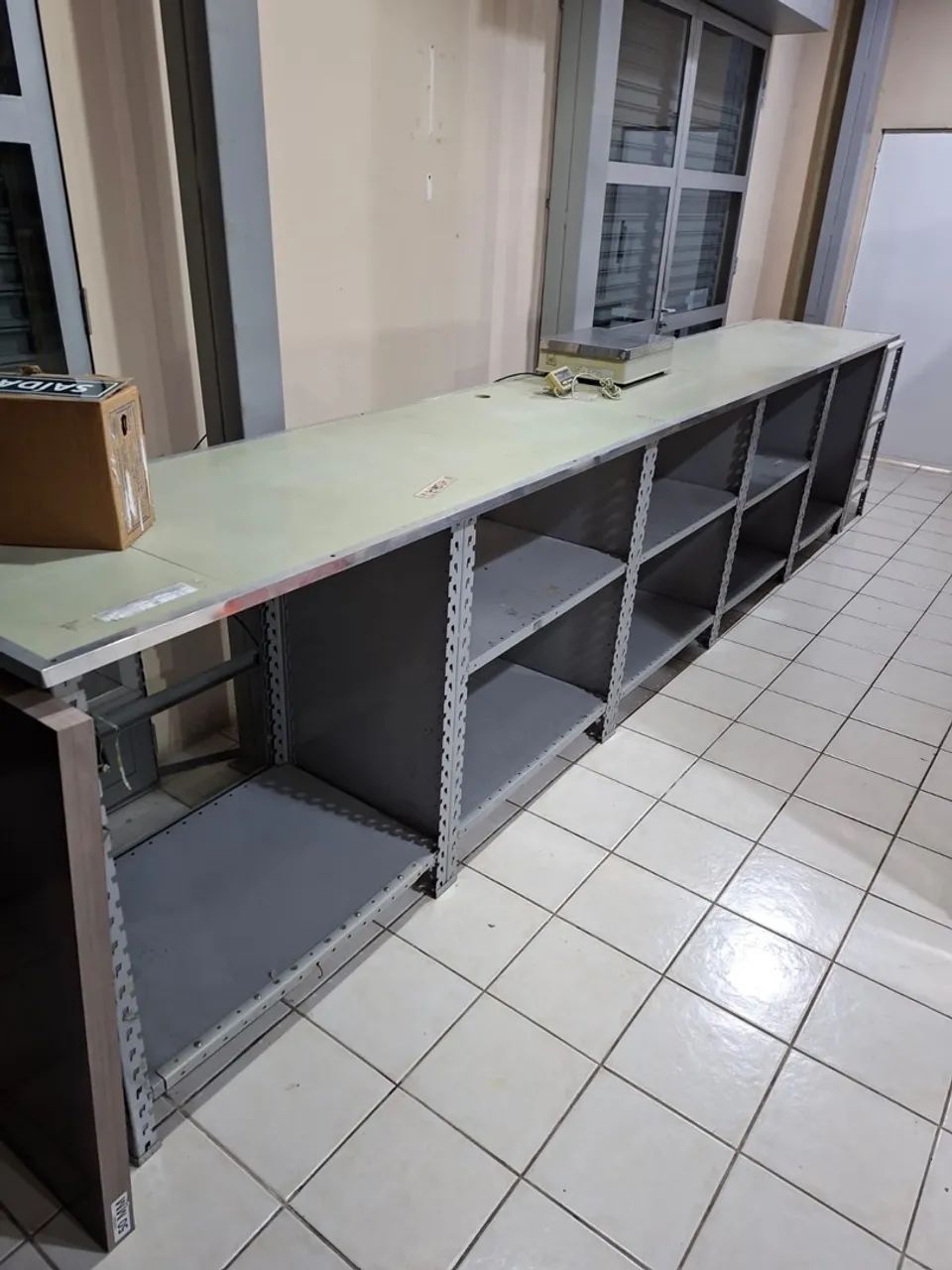 Balcão de Aço com Vitrine de Vidro 4,60 m