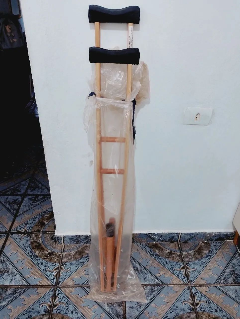 Vendo par de Muletas,nunca usado na embalagem 