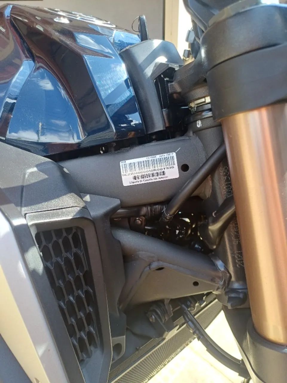Vendo CB 650R 2021 Com 9.000km - Foto 2