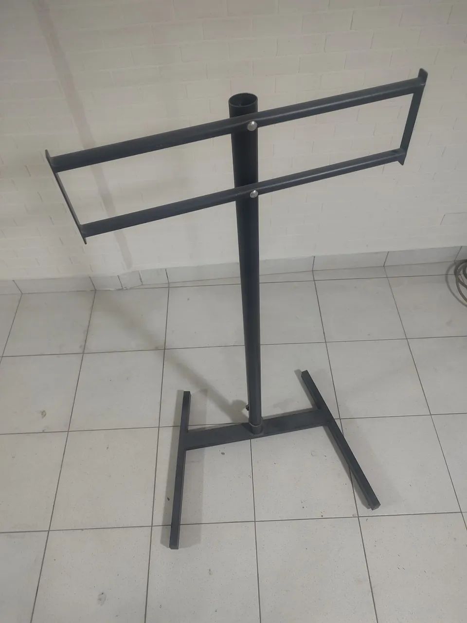 Pedestal / Suporte de piso para TV