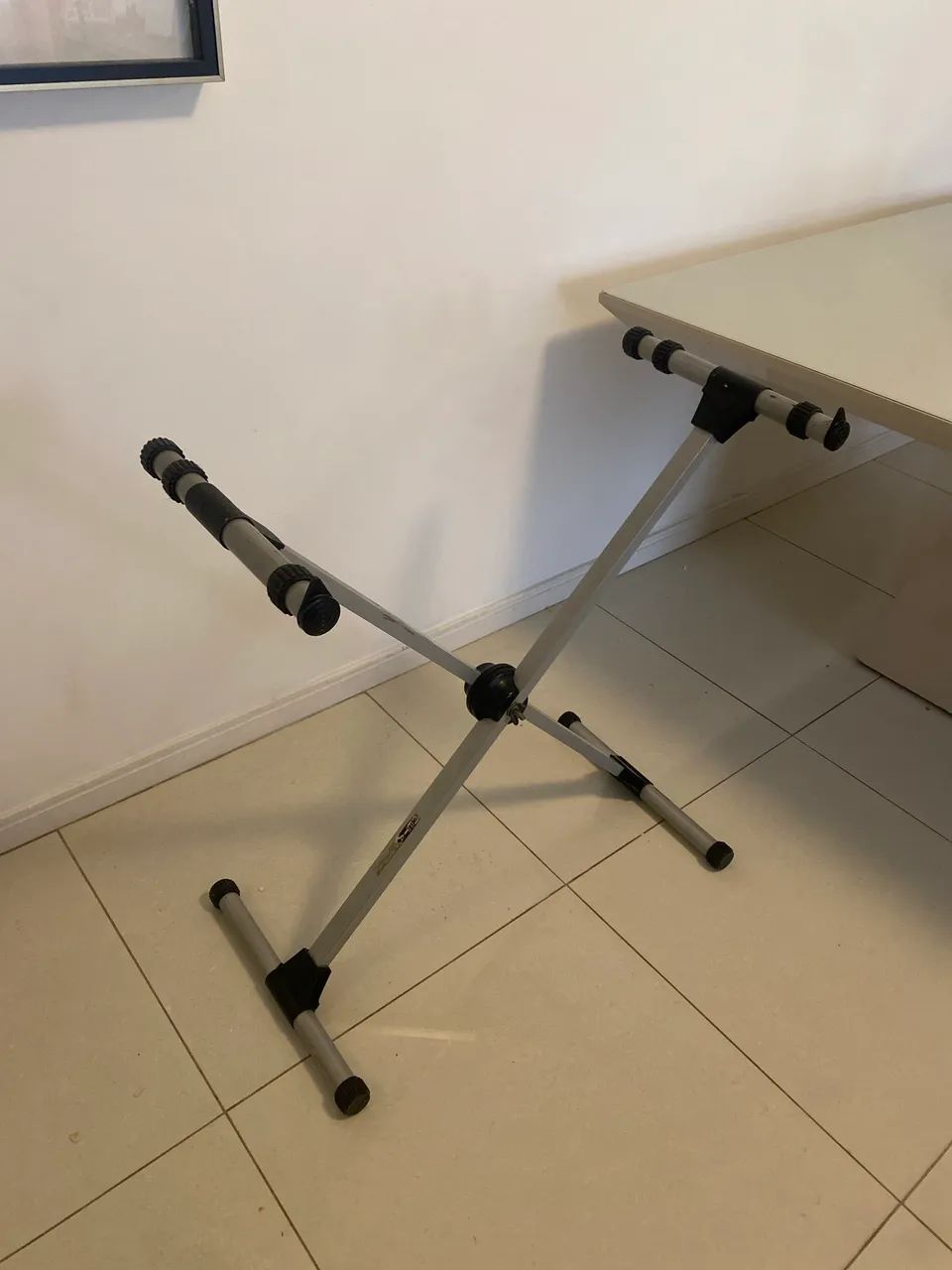 Estante em X para teclado