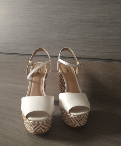 sandalia arezzo off white