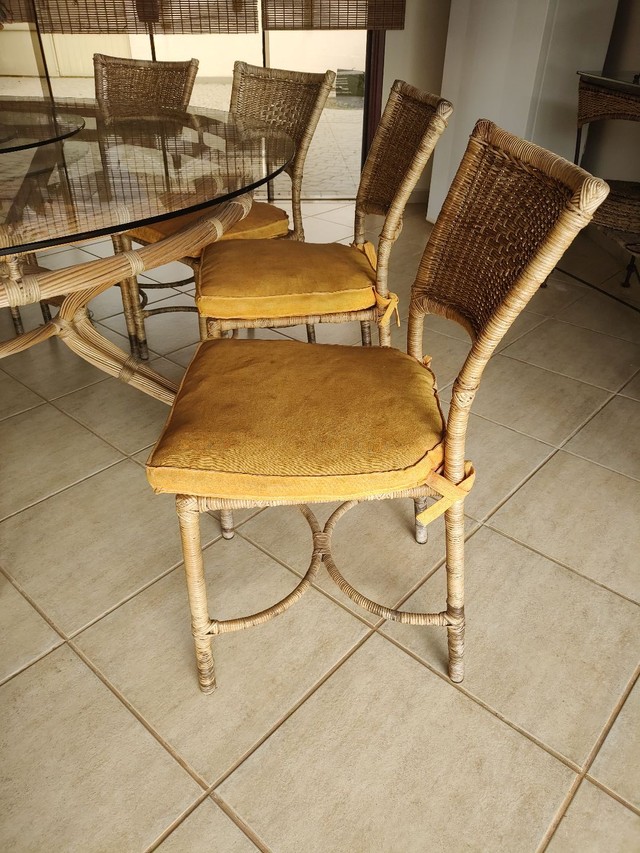 Conjunto em fibra natural, mesa com tampo de vidro, 8 cadeiras e 6 banquetas - Foto 4