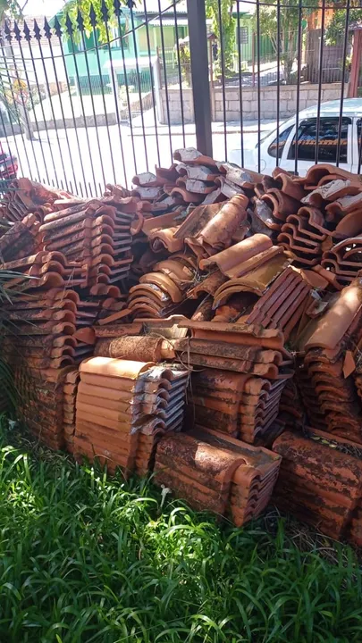 Telhas de barro para doação