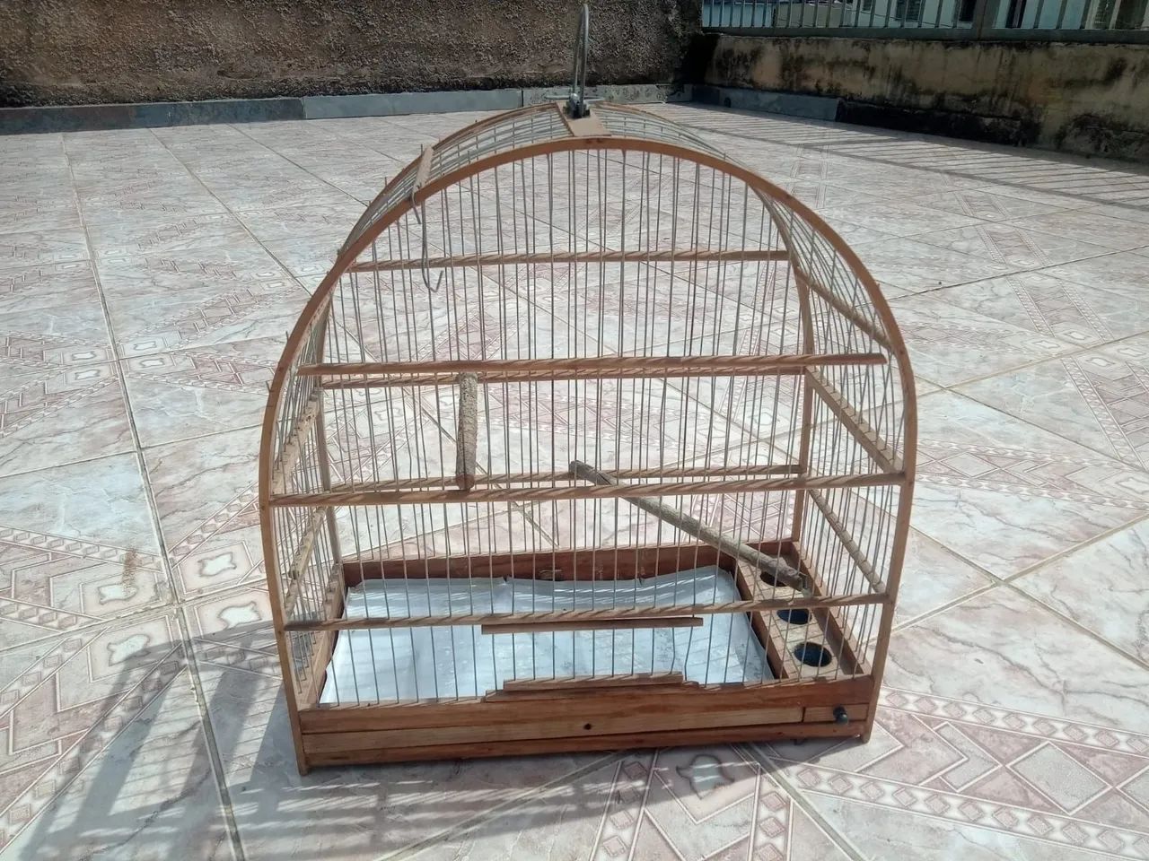 Gaiola de pássaro em madeira