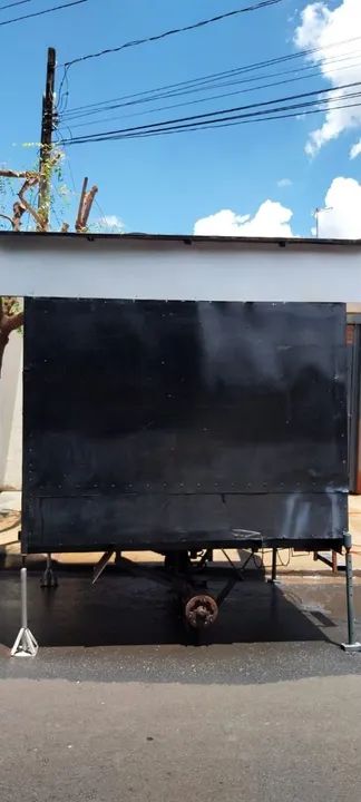 Trailer de pequeno porte para lanches.