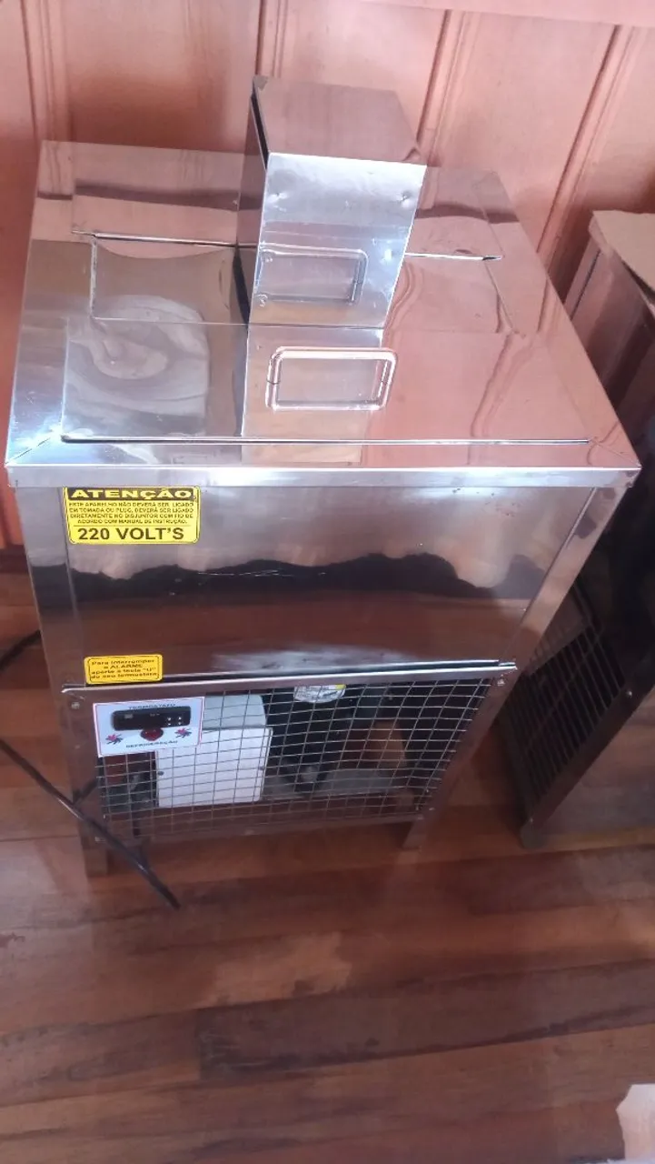 Vendo picoleteira 2 fôrmas