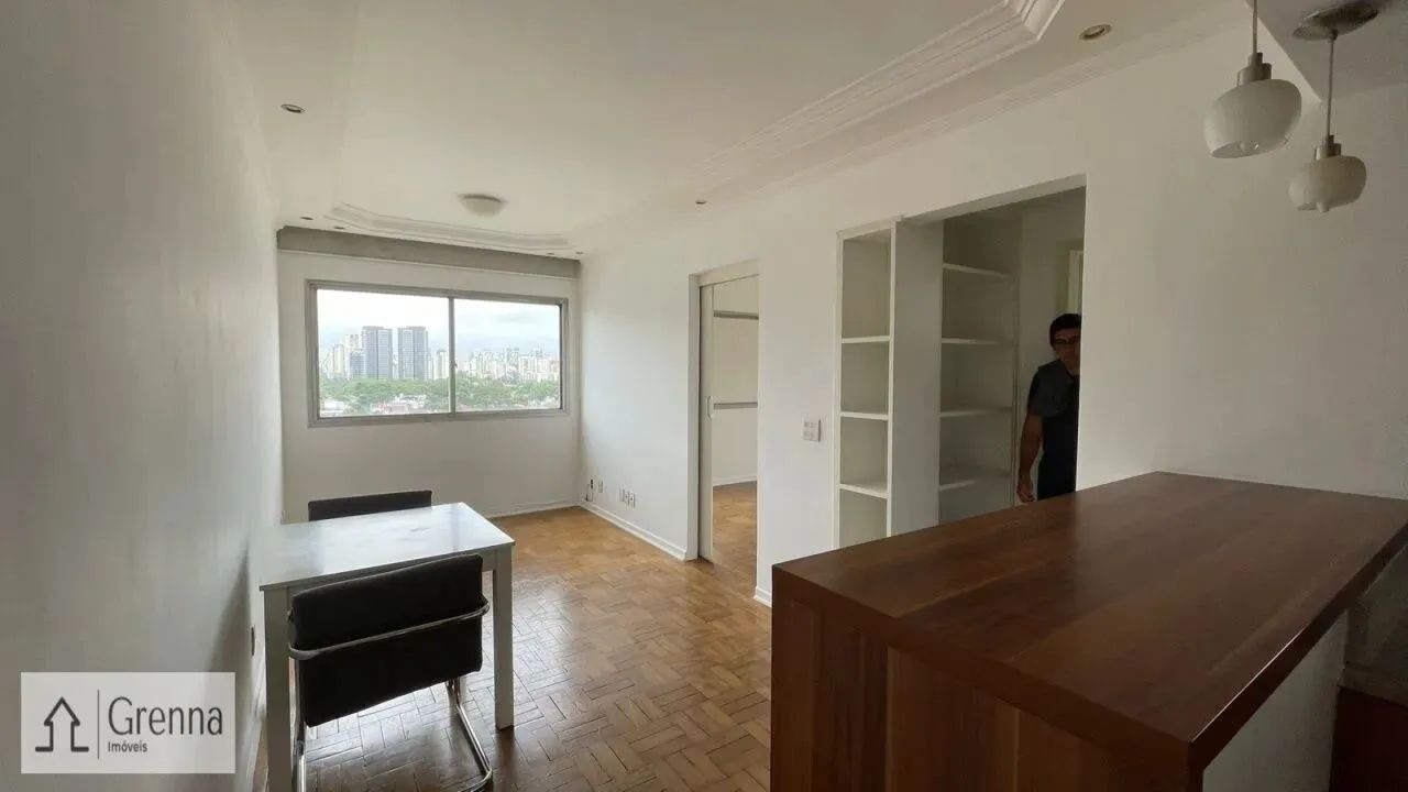 Apartamento de 1 dormitório, 1 banheiro e 1 vaga de garagem.