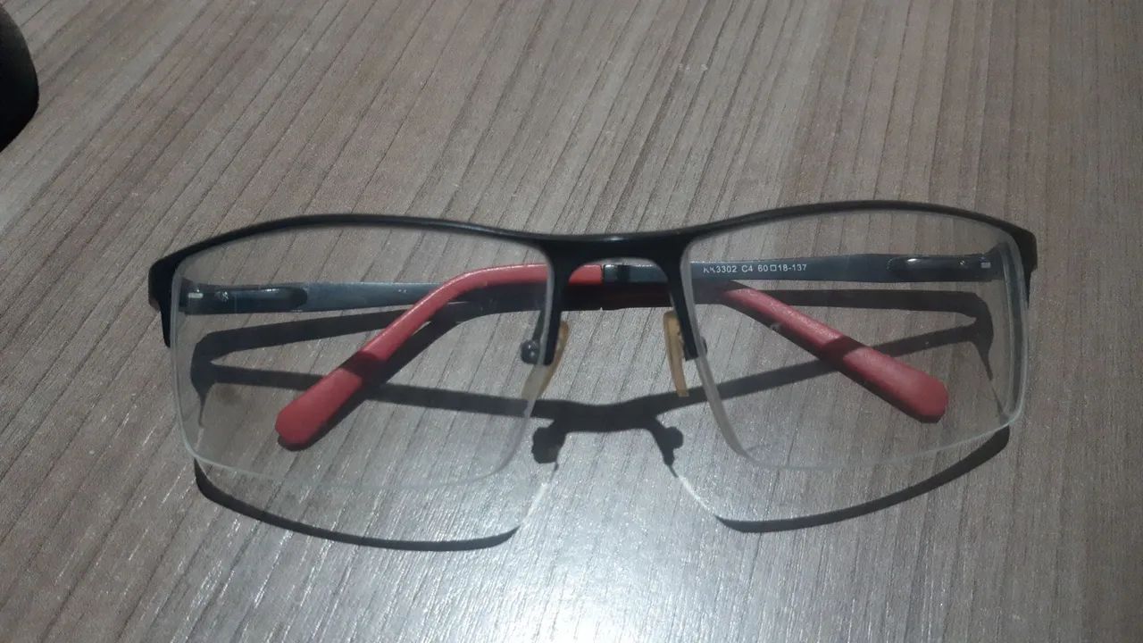 Armação em acetato feminina e metal masculina