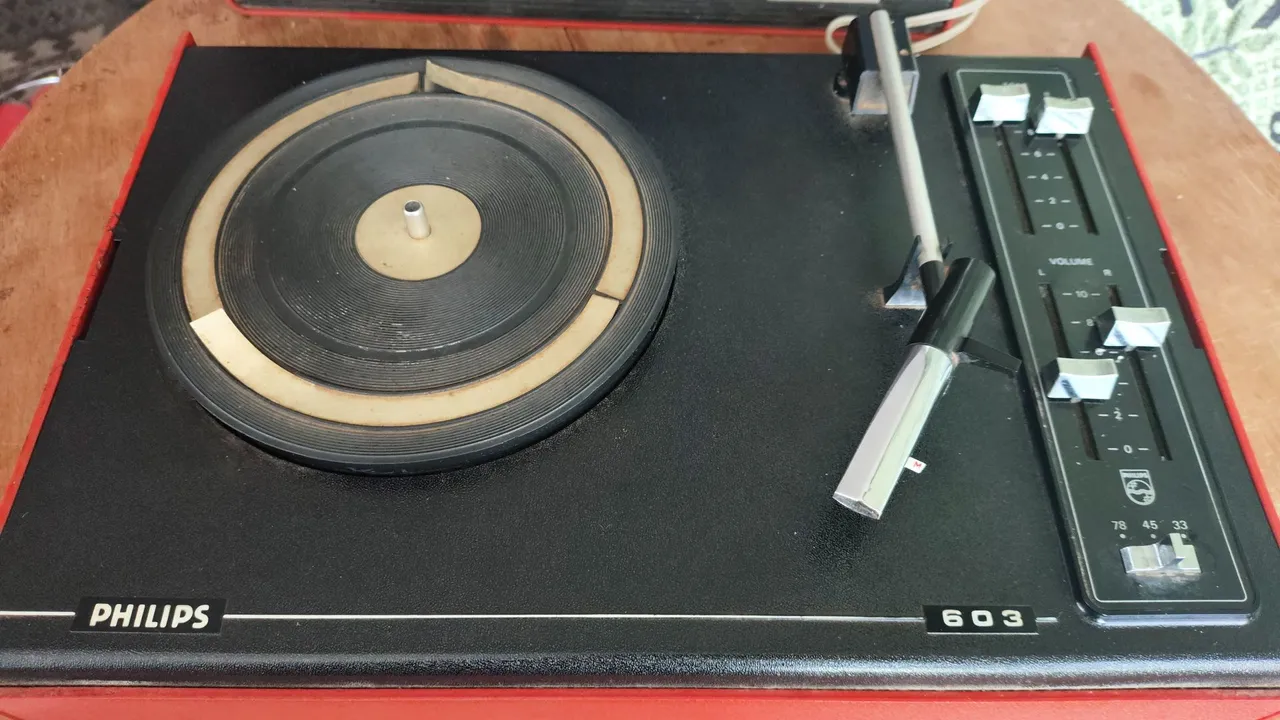 Vitrola toca discos Philips portátil anos 70 Funciona