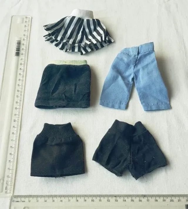 Brinquedos - Roupinhas de Bonecas (2 Bermudas e 3 Saias) - Anos 90  - Foto 4