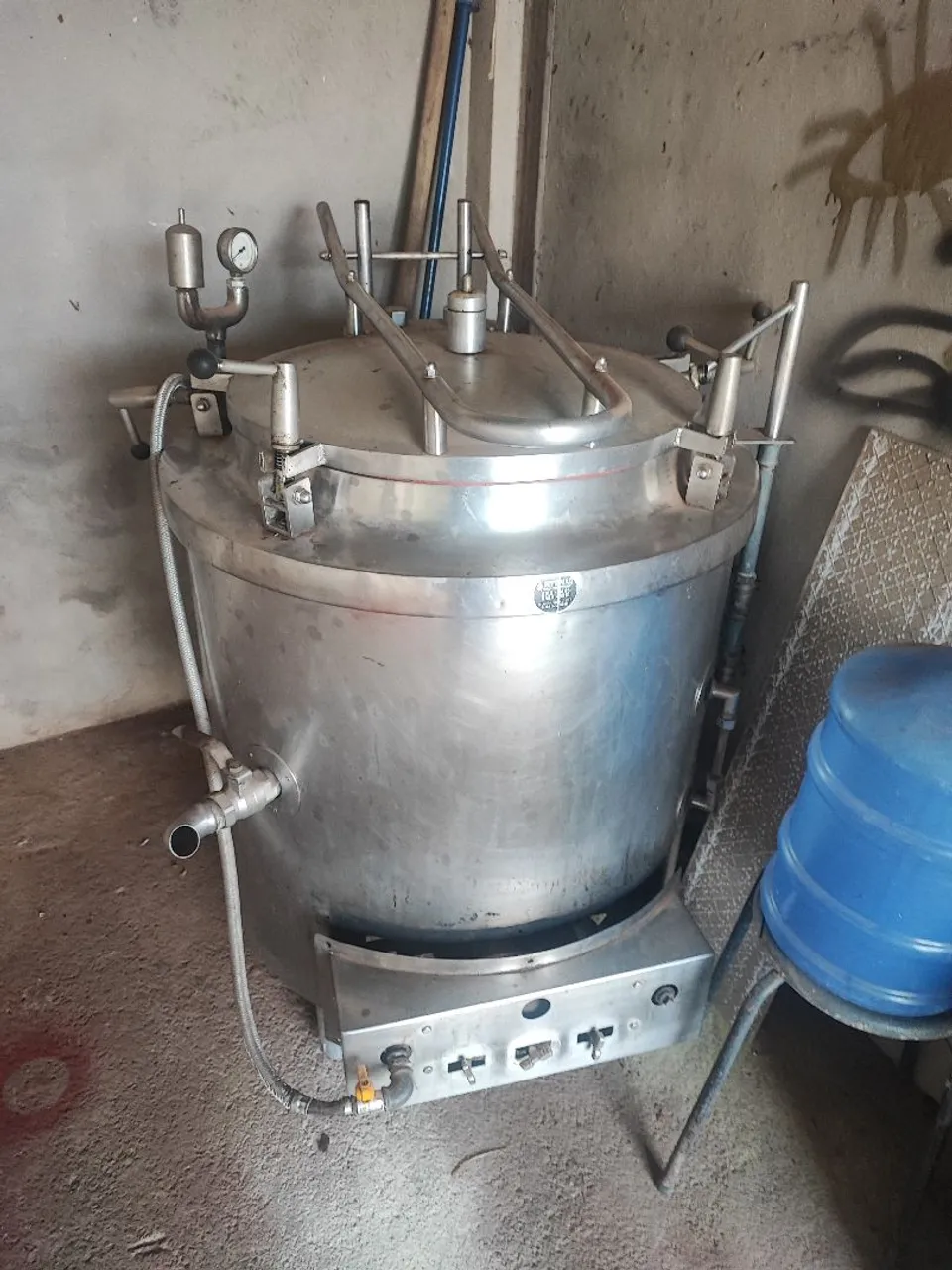 Panela de pressão industrial. Caldeirão a gas