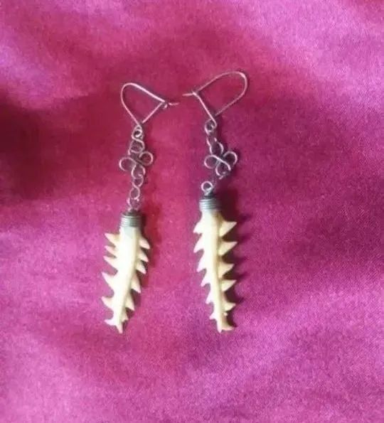 Brincos artesanais de fio de alpaca e esporões de arraia. Detalhes no anúncio.