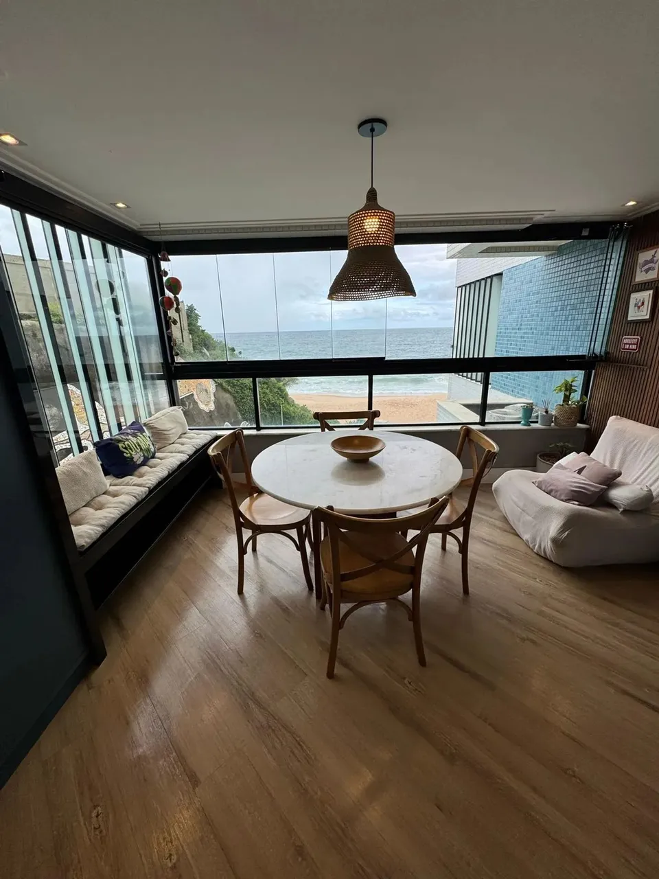 Quarto e Sala Pé na Areia com Vista Mar no Rio Vermelho 60m², Semi-Mobiliado e 2 Vagas!