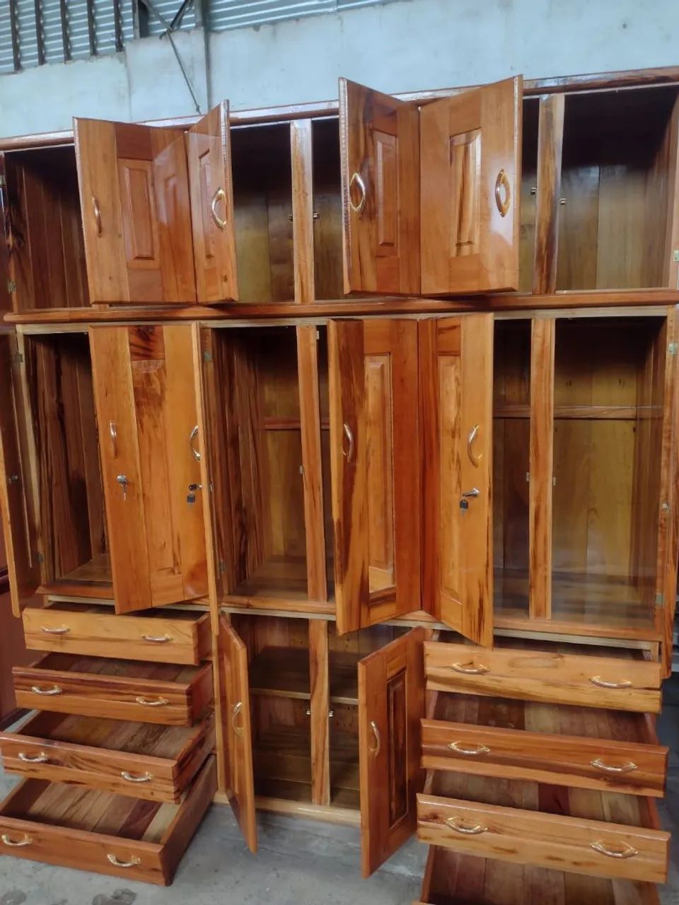 Guarda roupa casal de madeira maciça  - Foto 3