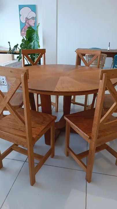 Conjunto Mesa em Madeira Maciça e Cadeiras 