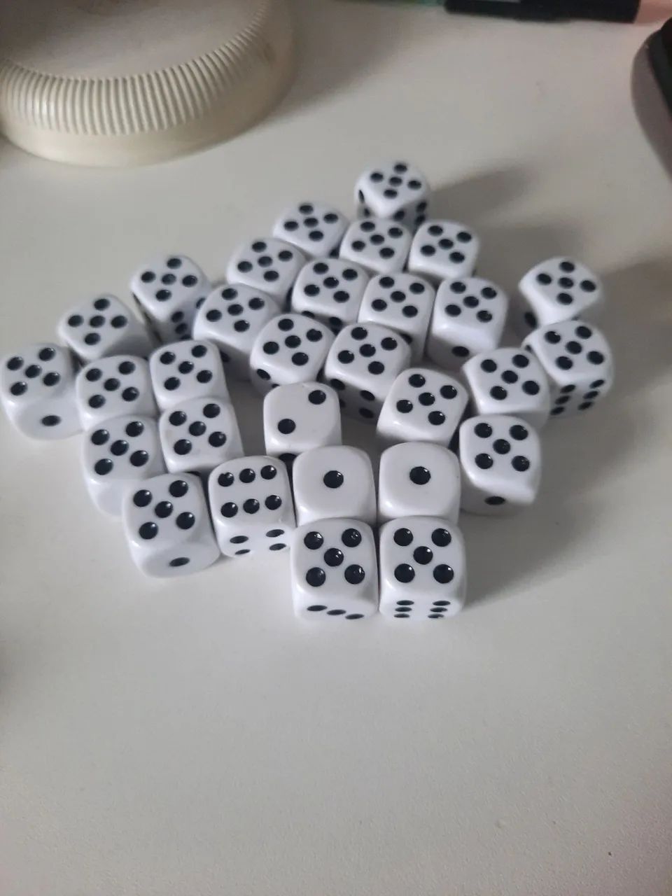 Jogo de 30 dados 6 lados preto e branco - Foto 4