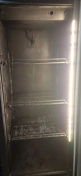 Cervejeira com iluminação interna e prateleiras