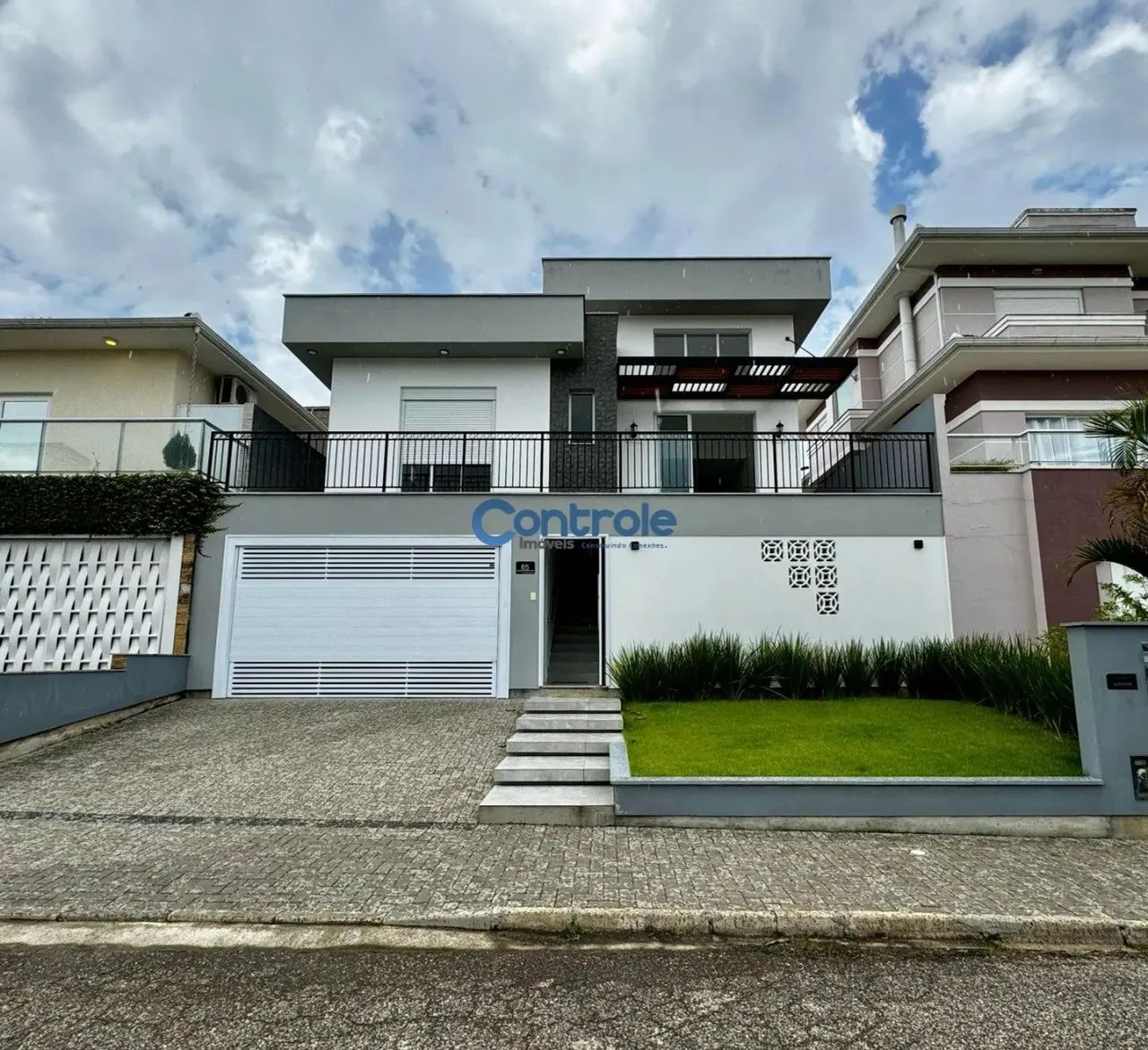 Casa na Pedra Branca com 03 dormitórios sendo 01 suíte e 02 demi-suítes com 02 vagas cober