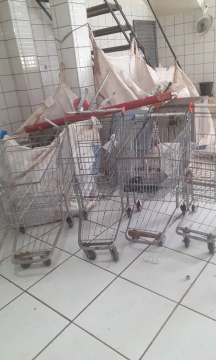 8 Carrinhos oferta  320.00 compras em ótimo estado - Foto 5