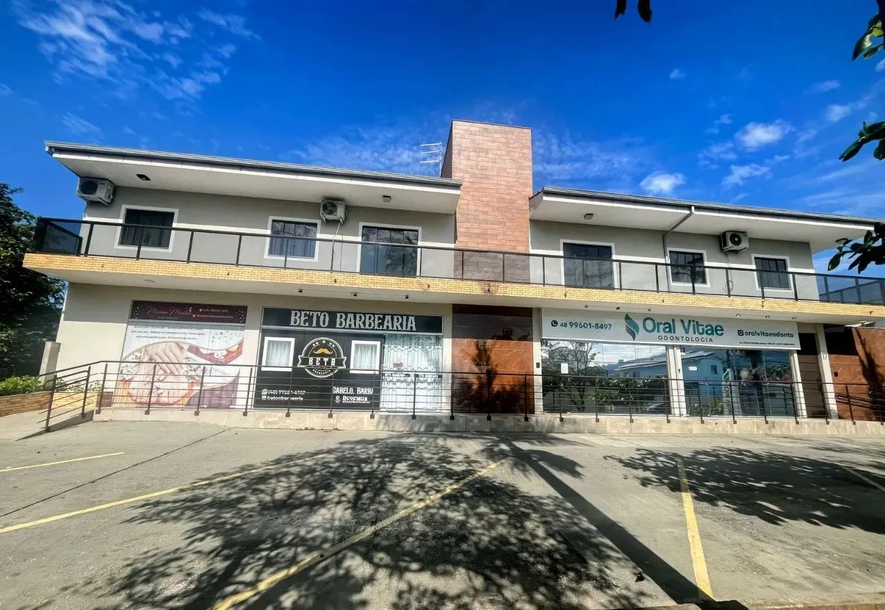 Quatro salas comerciais e dois apartamentos à venda!
