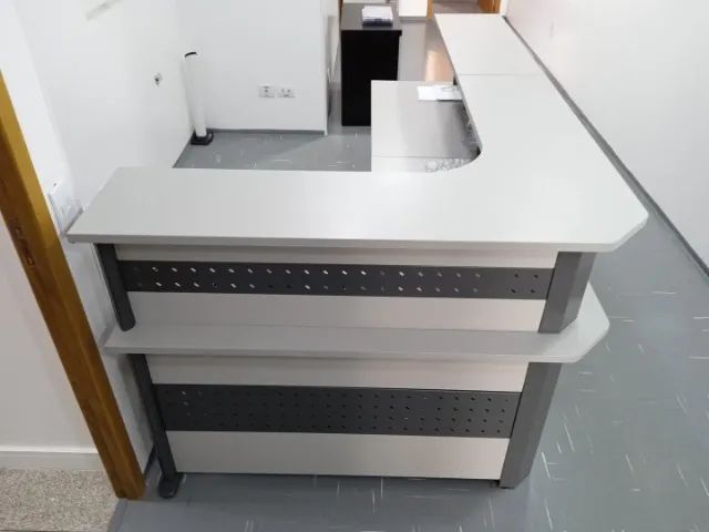 Balcão p/ recepção em MDF Cinza 110 cm x 220 cm x 140 cm - Foto 3