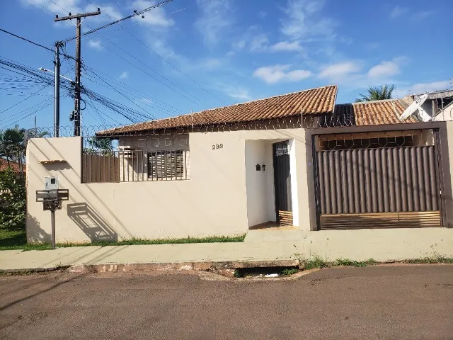 Casa com 03 quartos, excelente localização e acabamento.