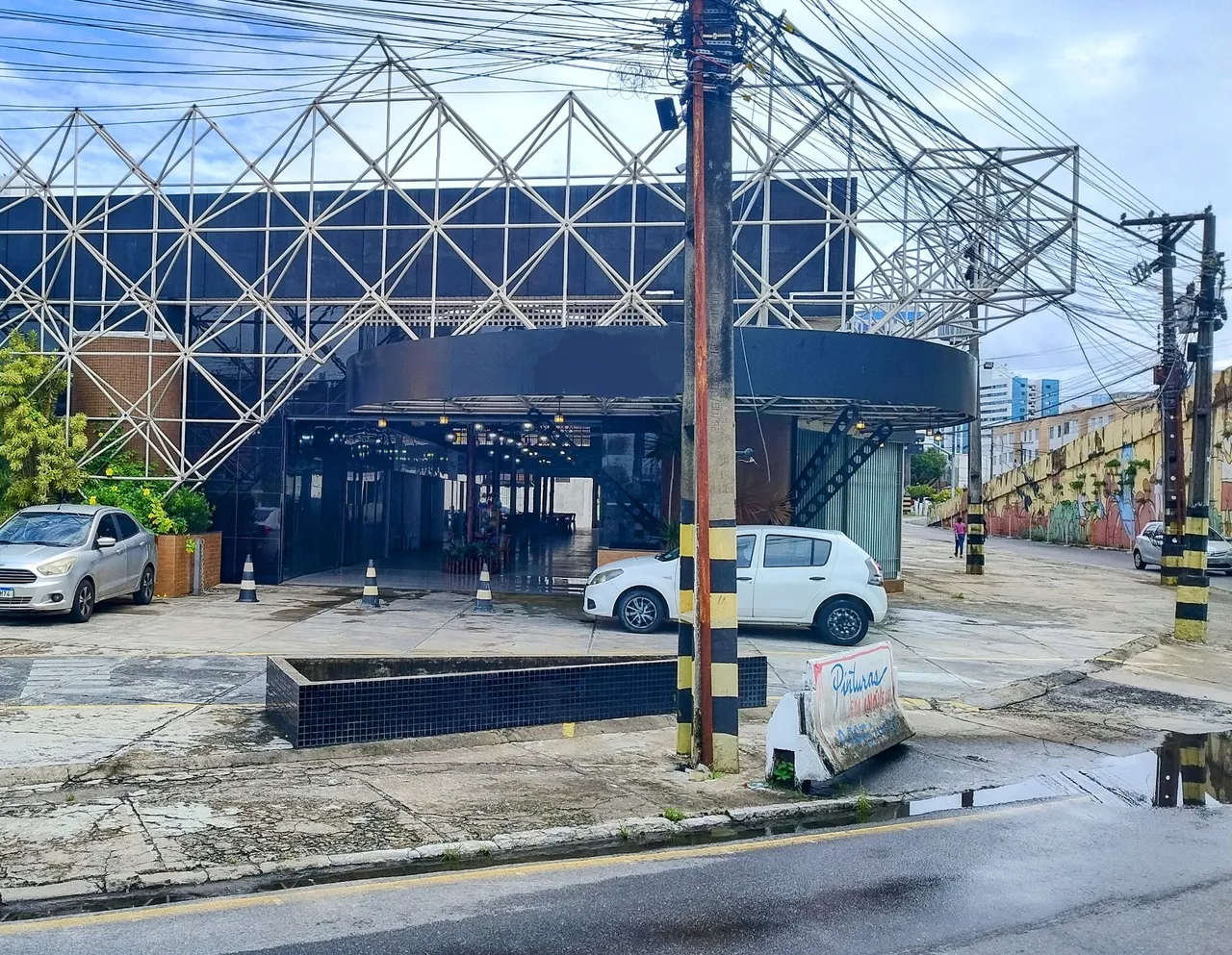 Alugo espaço de 940 m² incluso o estacionamento. 25.000 / Vendo, valor a negociar .