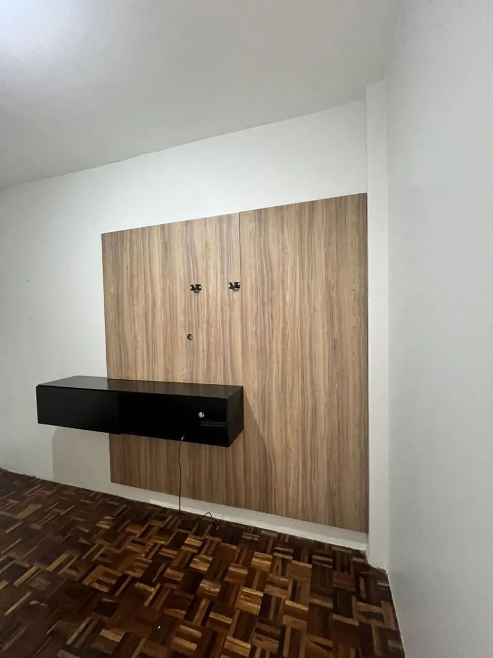 Painel para TV Amadeirado com Rack Preto - Foto 4