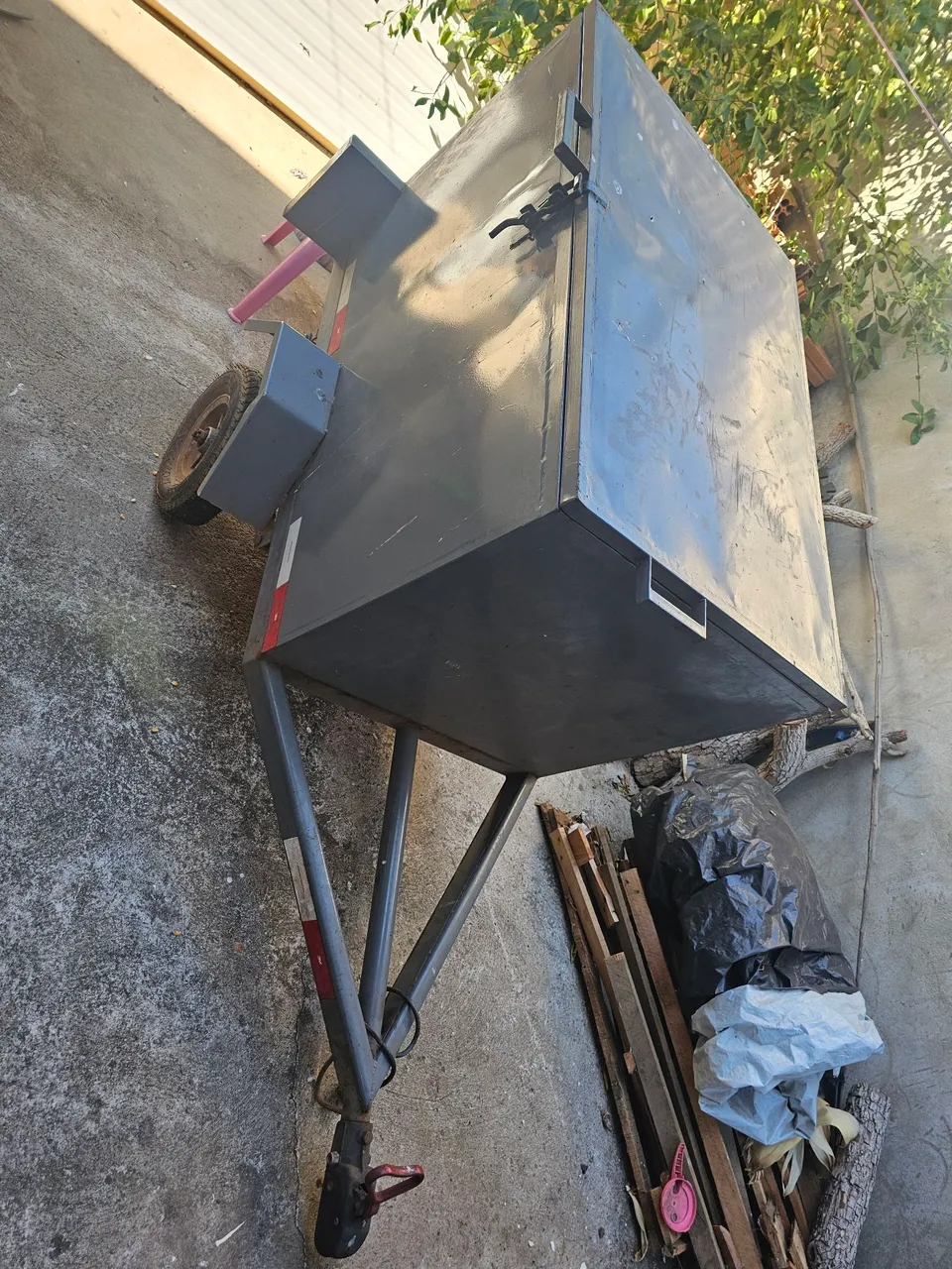 Carretinha baú, bem lacrada e resistente!