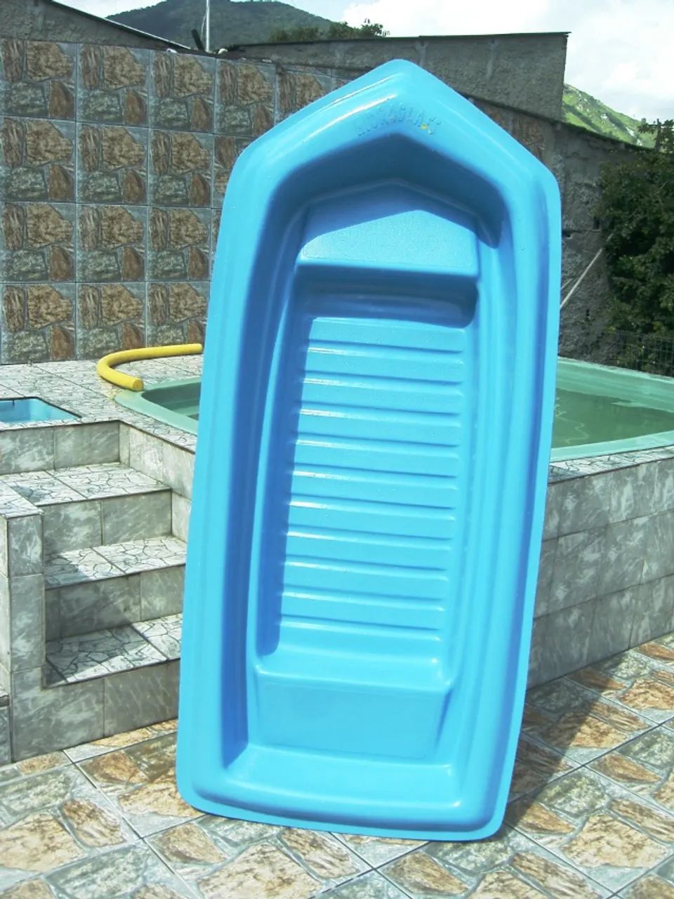 Bote de fibra novo  para apoio 