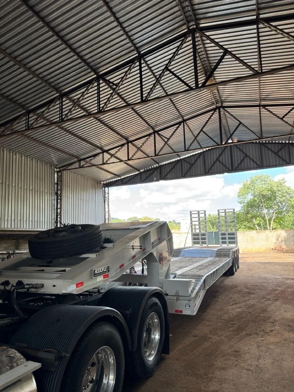 Carreta prancha rebaixada 3 eixos carrega tudo pescoço removível  - Foto 4