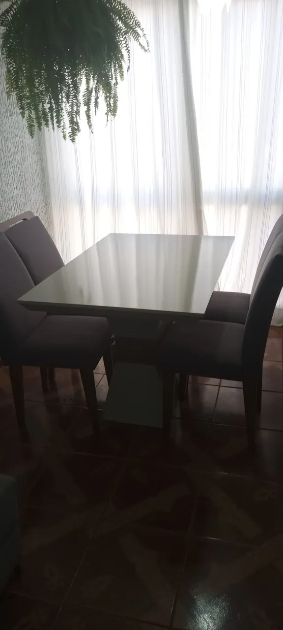 Vendo um conjunto de jantar com 4 cadeiras